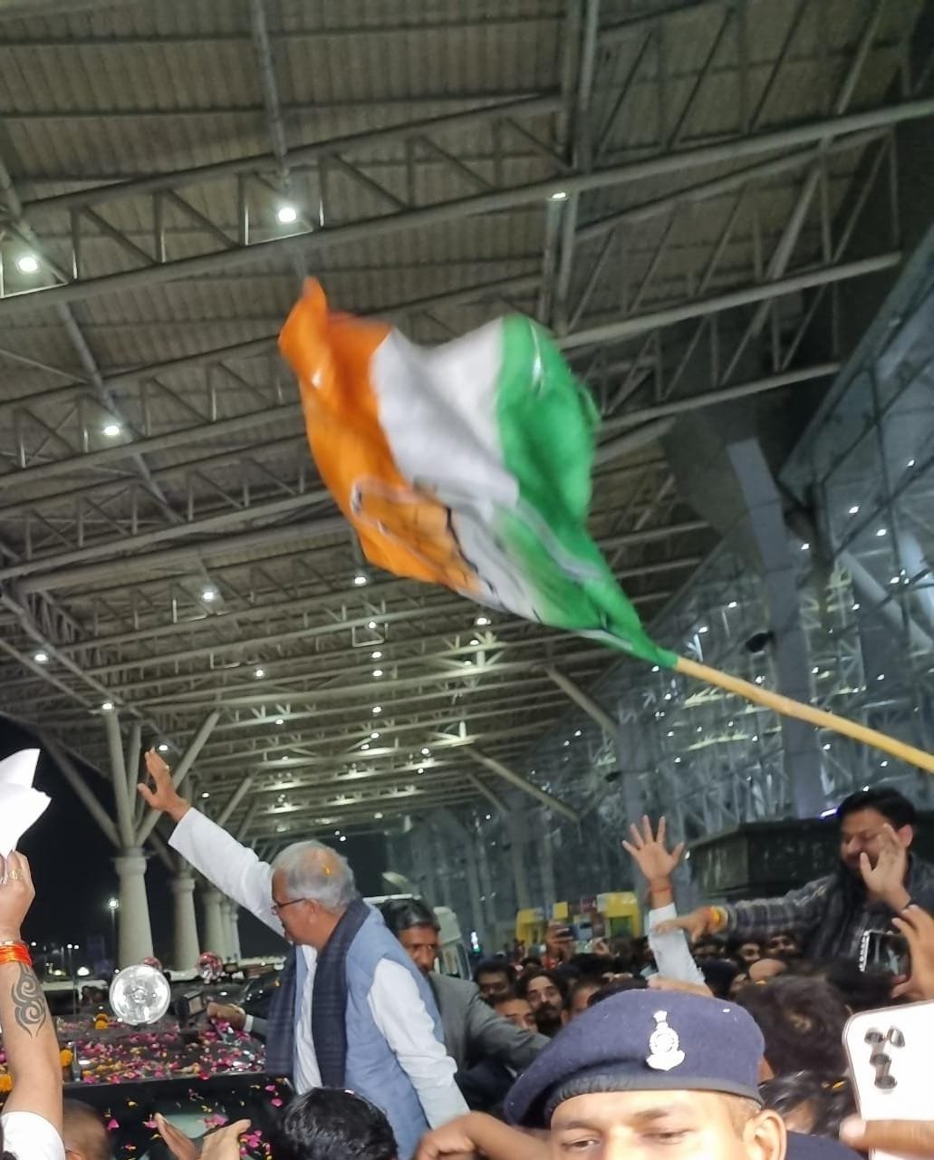 भूपेश हिमाचल से लौटे तो एयरपोर्ट में भव्य स्वागत, कहा-अब तीन राज्यों में कांग्रेस की सरकार, अब कर्नाटक जीतेंगे