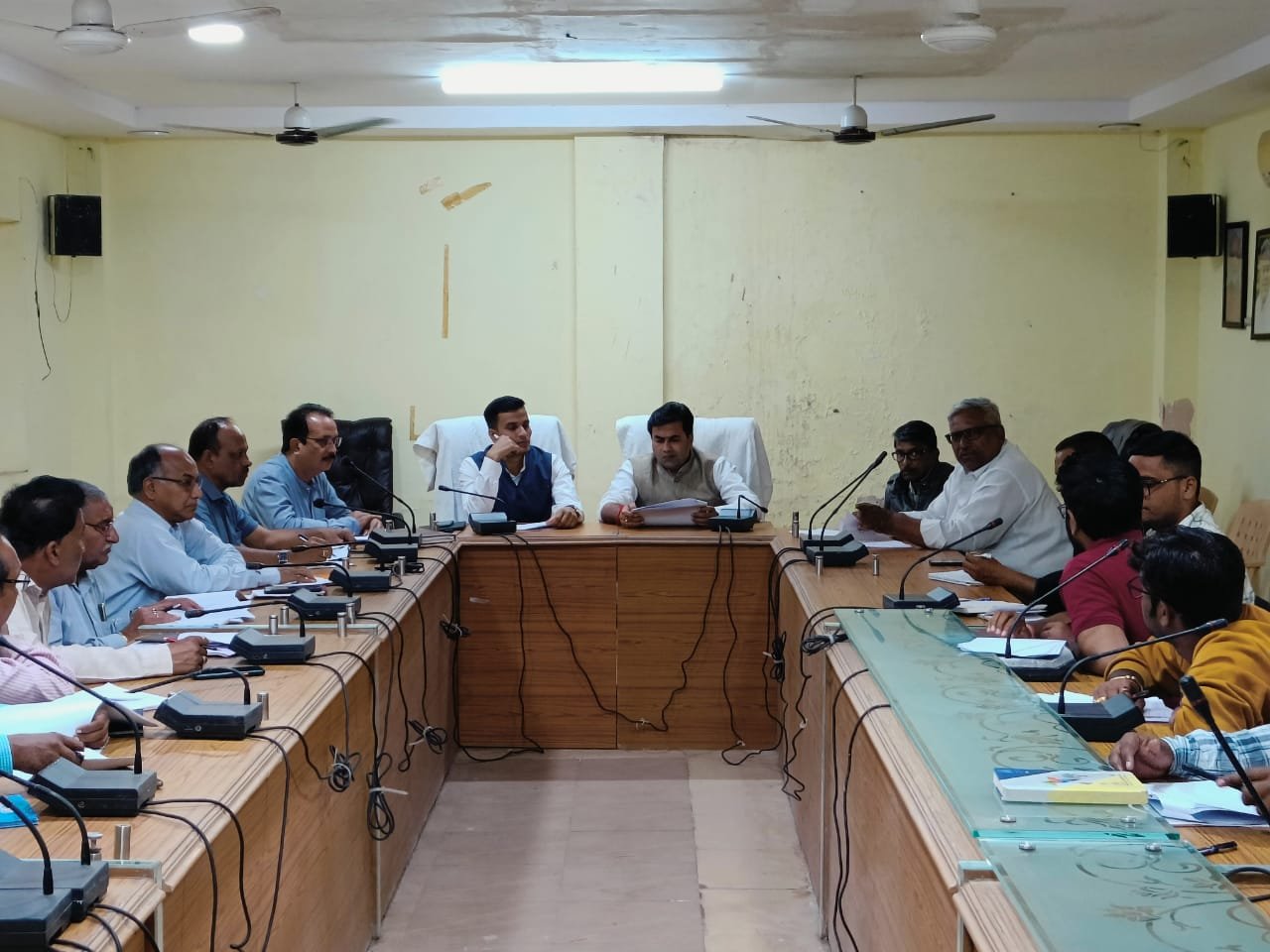 विकास कार्यों की लेटलतीफी पर नाराज हुए महापौर