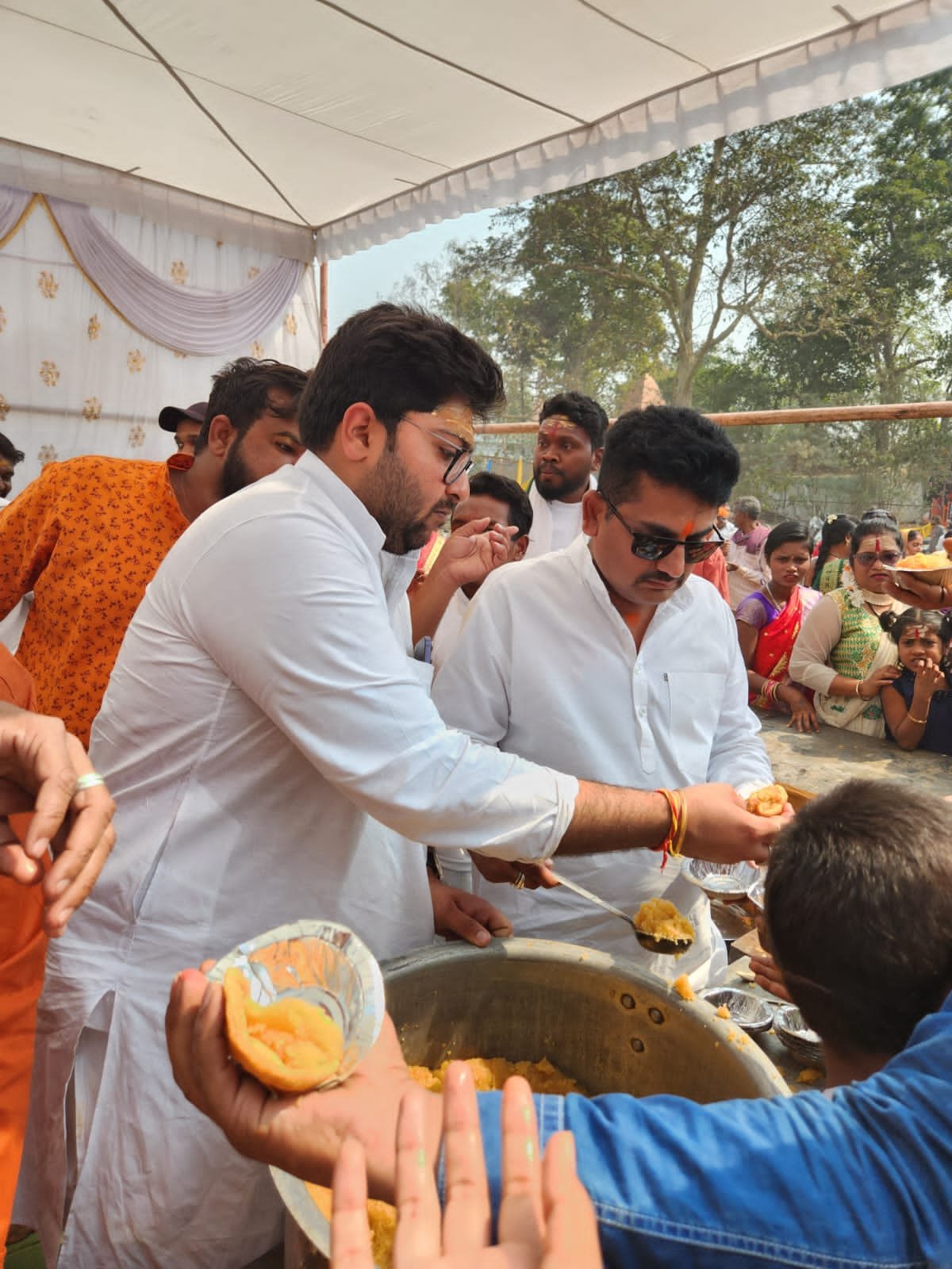 रुद्राभिषेक कर युवा कांग्रेस के प्रदेश महासचिव संदीप वोरा ने मेला स्थल में लगाया भंडारा