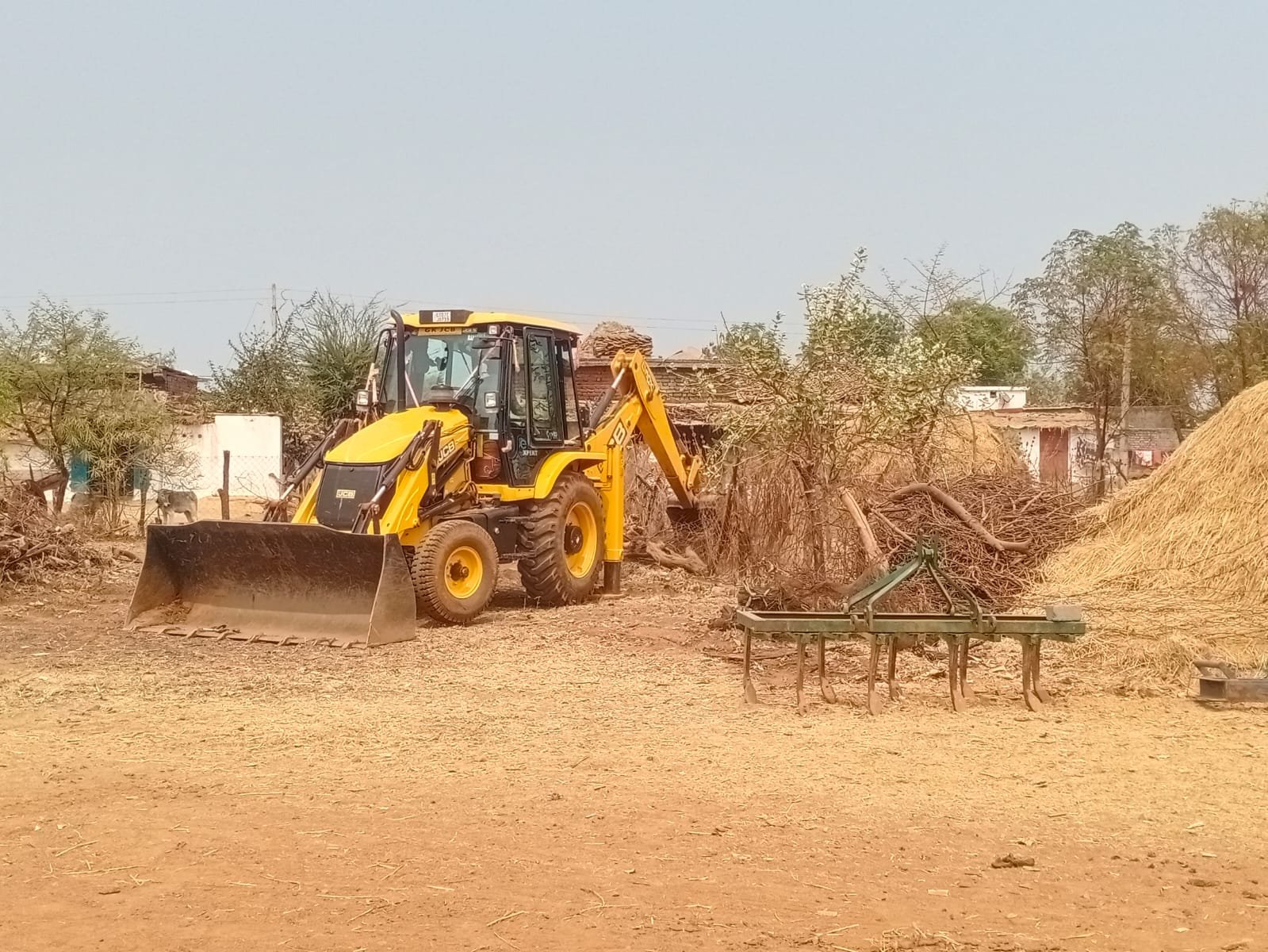 रेवे में आहाता की जमीन पर कब्जा, प्रशासन ने चलाया बुलडोजर