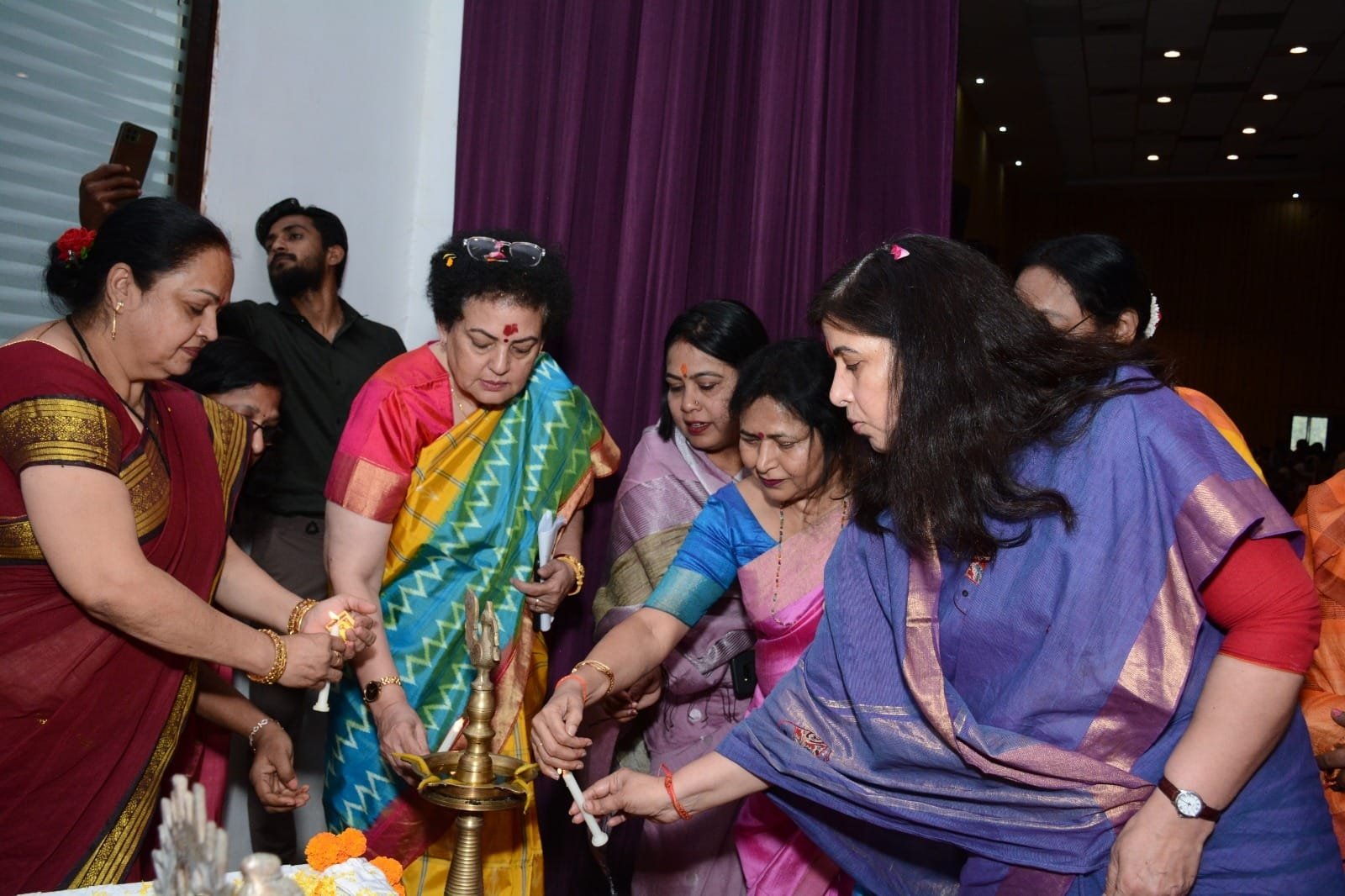 जन्म से लेकर मृत्यु तक महिलाओं को अपने अधिकारों के लिए लड़ना पड़ता है, पुरुष आज भी उसे नियंत्रित करने की कोशिश करता है : रेखा शर्मा