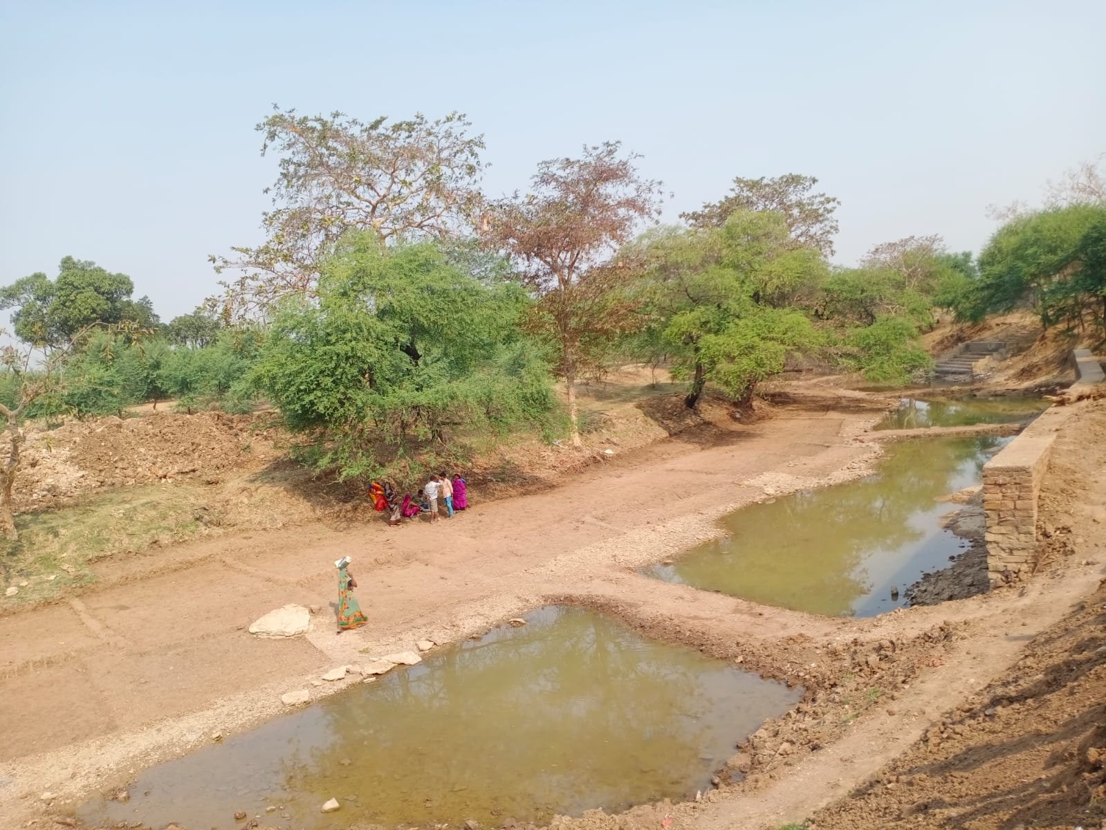 मनरेगा के तहत बनाए तालाब और बारिश के पानी को सहेजने बनाए गए स्टोरेज सेंटर अभी से सूख गए, कुछ सूखने के कगार पर, अब अभियान चलाकर सहेजने की कोशिश