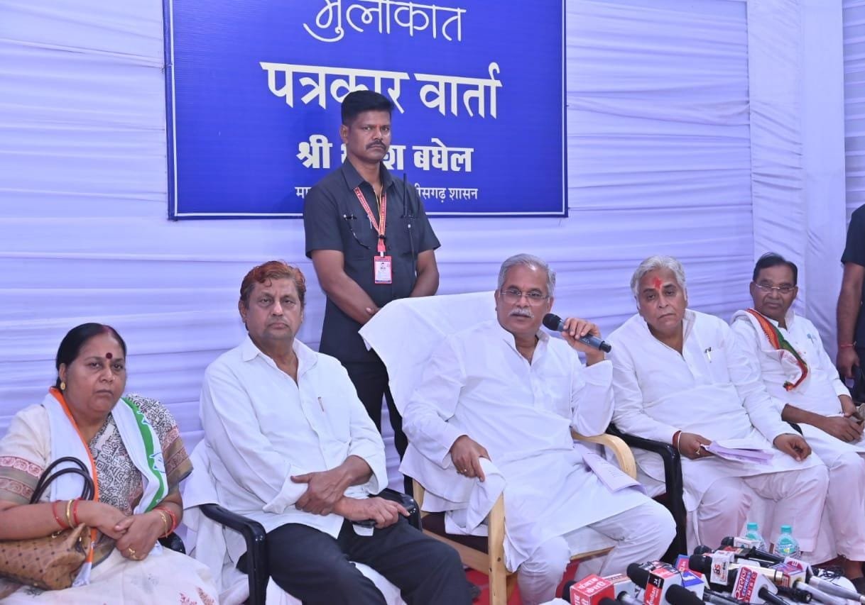 रसोई गैस सिलेण्डर सस्ता करने सांसद विजय बघेल व सरोज पांडेय को बोलना पड़ेगा- सीएम भूपेश