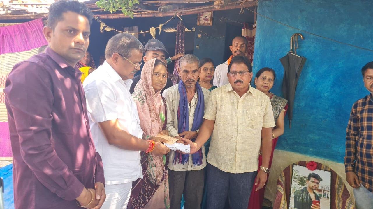 बिरनपुर पहुंचे सहकारी बैंक के अध्यक्ष राजेंद्र साहू, भुनेश्वर के परिजनों को 50 हजार की आर्थिक सहायता दी