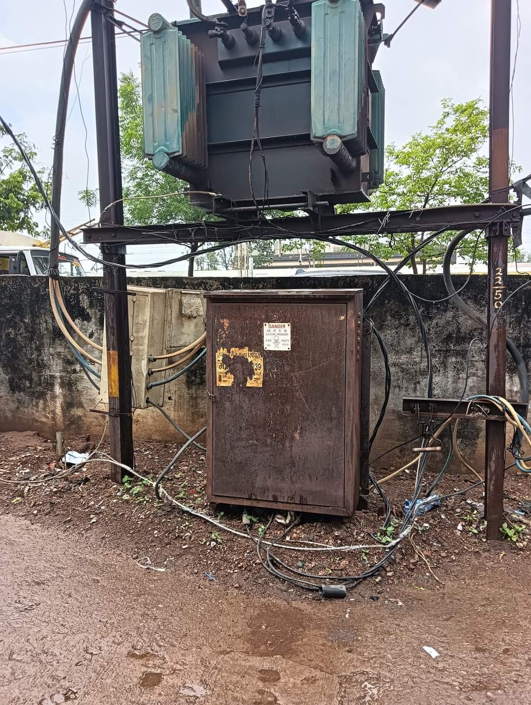 सावधान हो जाइए, सरकारी सिस्टम की लापरवाही, ट्रांसफार्मरों के आसपास खुले तारों के रूप में घूम रही मौत, चपेट में आने से मवेशी की जान पर बन आई, फिलहाल सुरक्षित