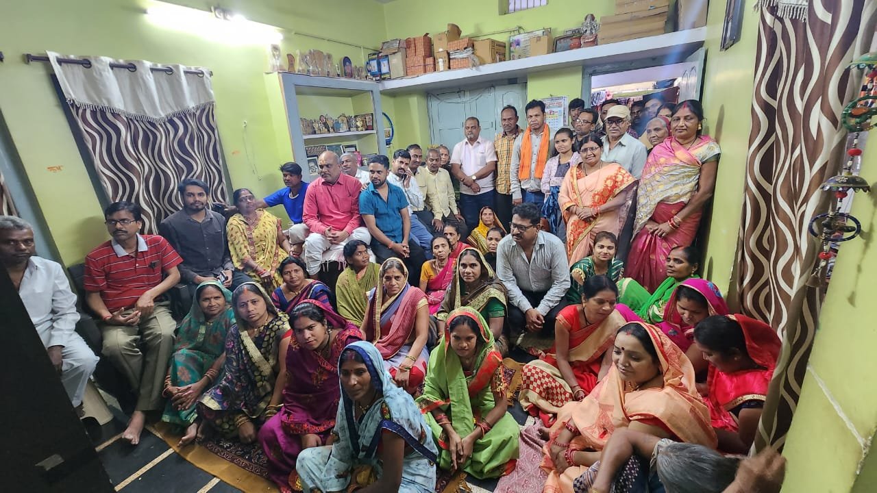 मन की बात के 100वें संस्करण पर बूथों पर सैकड़ों की उपस्थिति में नरेंद्र मोदी के संबोधन और संवाद का श्रवण हुआ