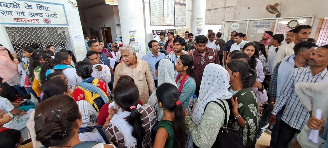 रोजगार कार्यालय में अव्यवस्था, शिकायत के बाद वोरा पहुंचे