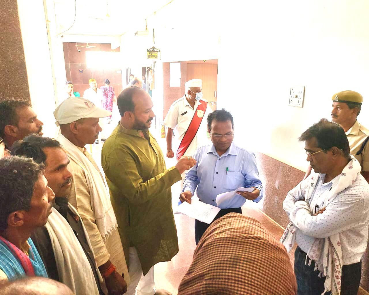 सड़क के लिए अधिग्रहित की गई जमीन का साल भर बाद भी नहीं मिला मुआवजा, कार्यालयों के चक्कर काट रहे किसान