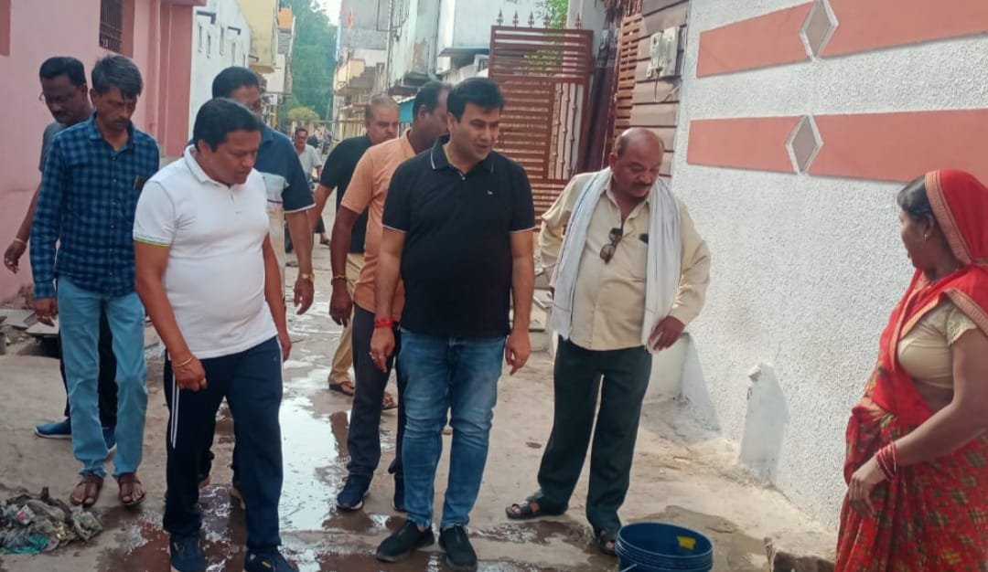 महापौर सुबह नल खुलने के समय गयानगर व राजीव नगर वार्ड पहुंचे,लोगो की समस्याएं सुनीं