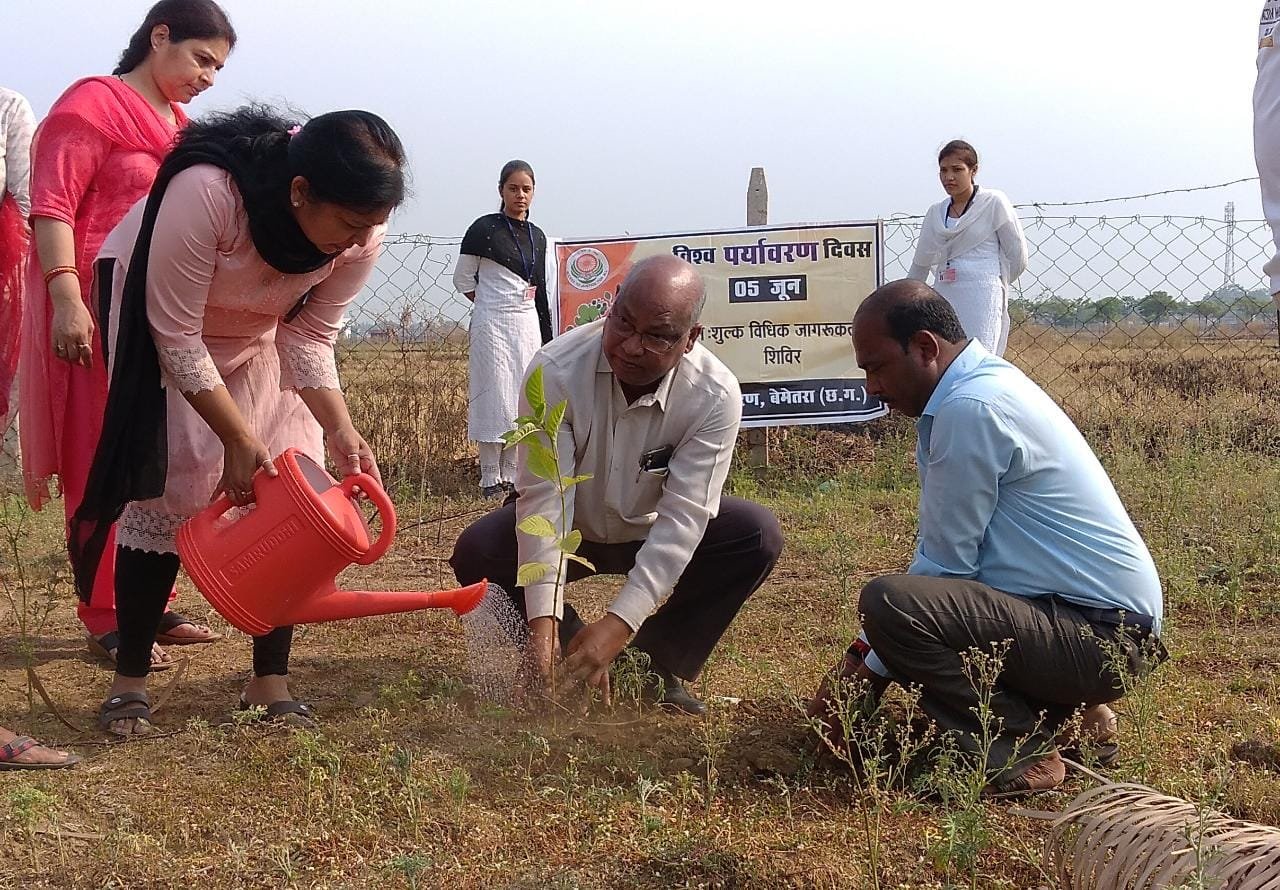 जिला न्यायाधीश ने पौधे रोपकर सहेजने का लिया संकल्प, लोगों से भी अपील की
