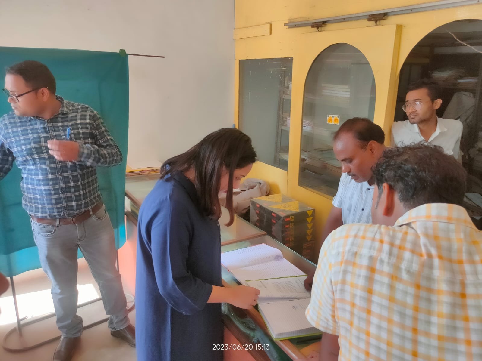 तय कीमत से ज्यादा में बेच रहे थे स्टांप, क्लासिक फोटो कॉपी सील