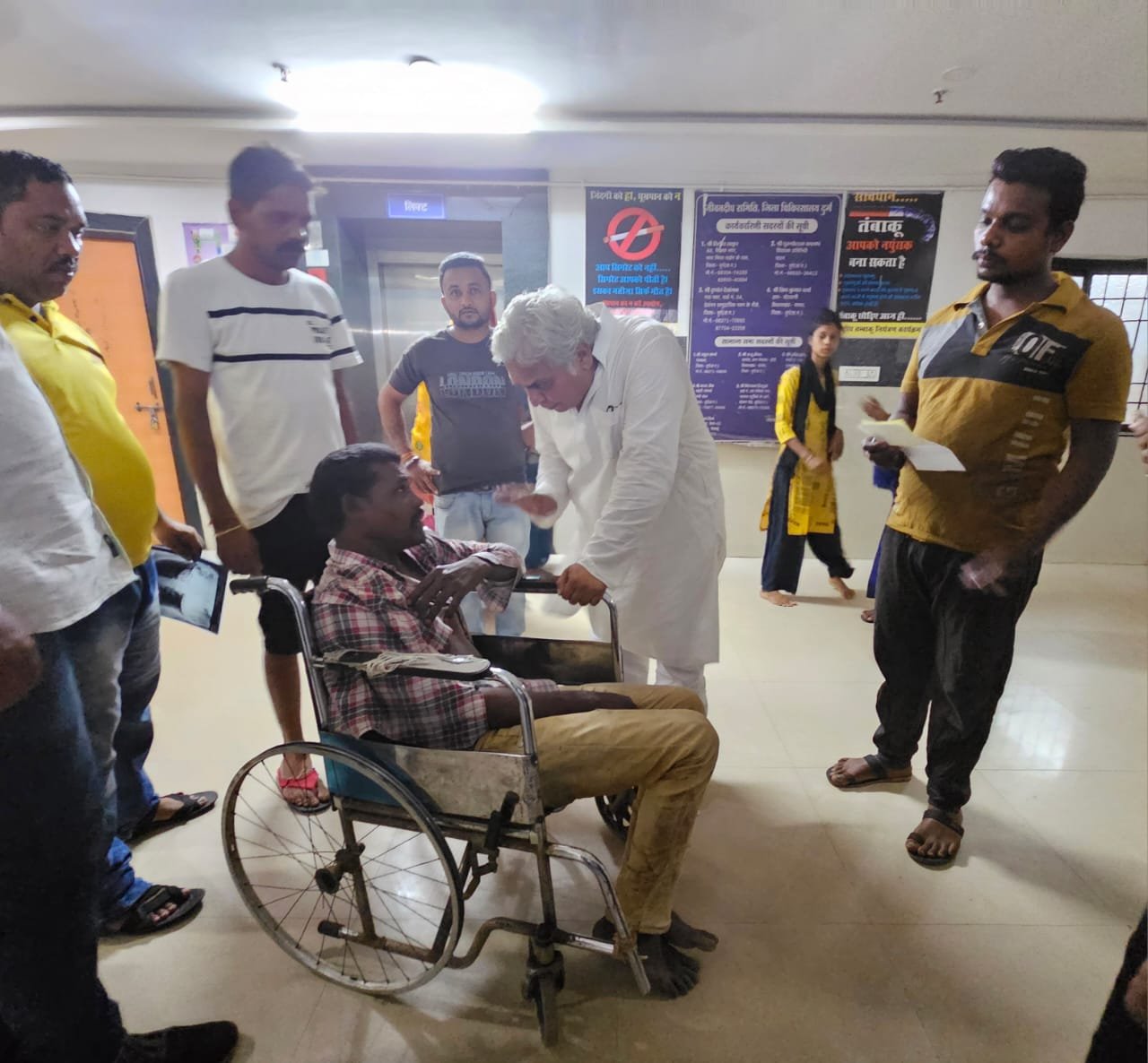 ट्रक ने बाइक सवार तीन को ठोकर मारी, महिला की मौत, दो घायल