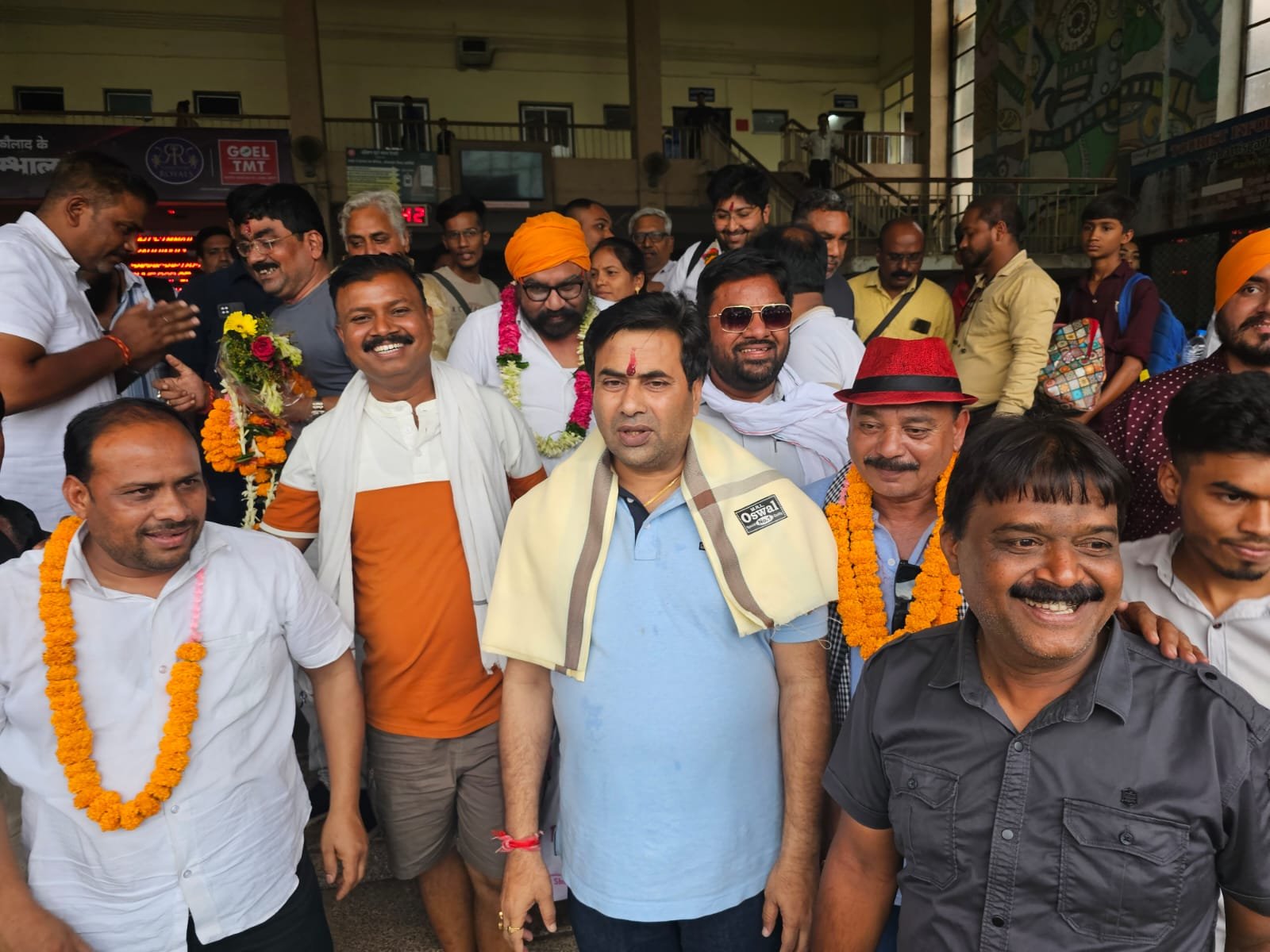 विधायक अरुण वोरा ने वैष्णो देवी तीर्थयात्रियों कर लौटे महापौर धीरज बाकलीवाल एमआईसी सदस्य एवं पार्षदो का किया ढोल नगाड़े के साथ भव्य स्वागत: