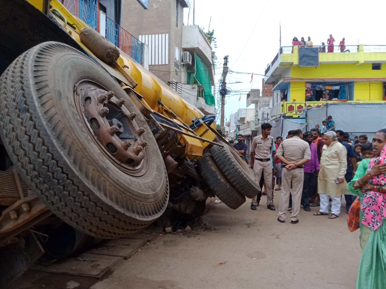 केजू राइस मिल के पास केरोसिन भरा टैंकर पलटा