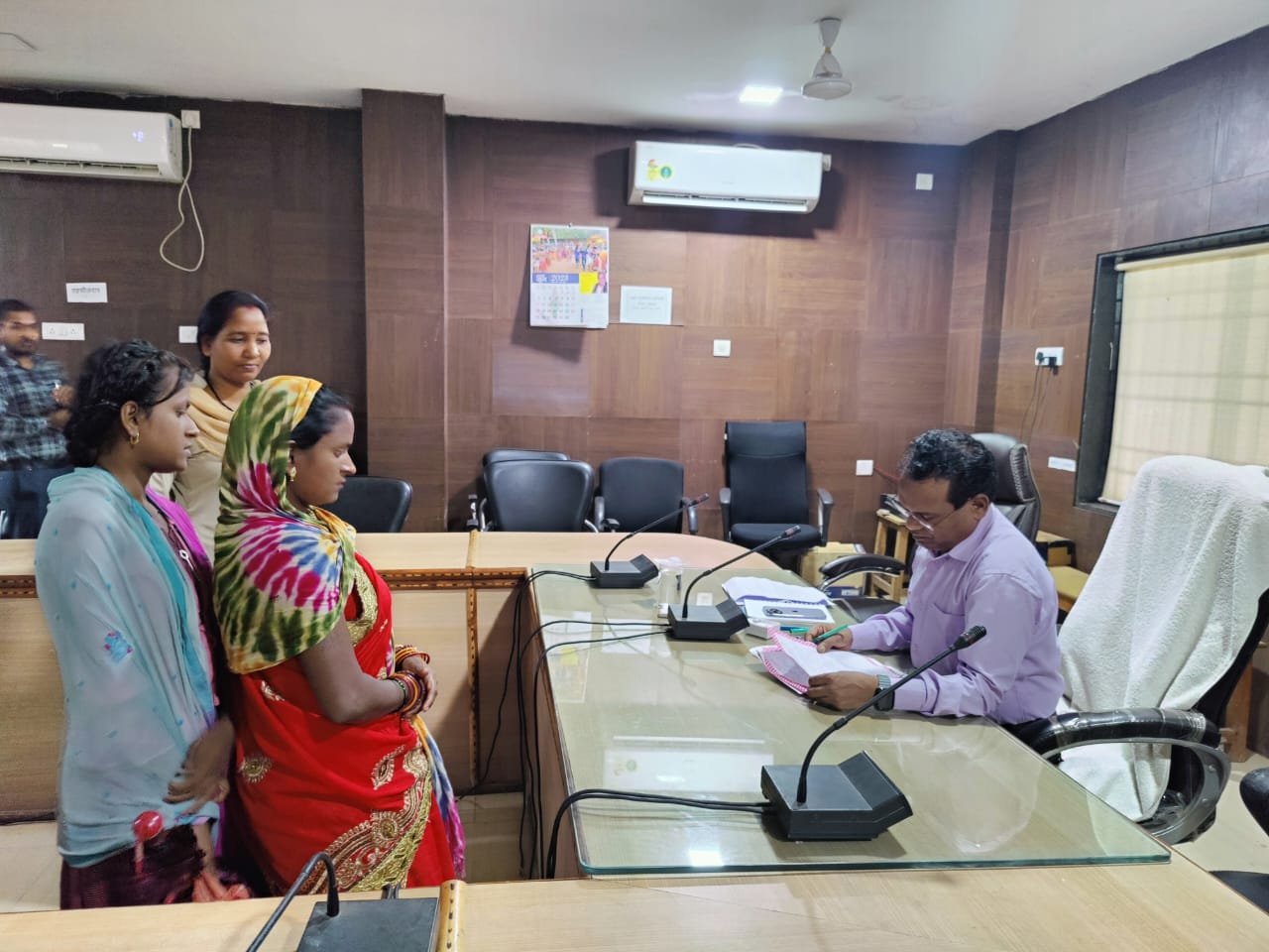 कोटावारों ने जनचौपाल में की शिकायत, कलेक्टर एल्मा ने कहा उनके परिवारों को ही नौकरी पर रखा जाएगा