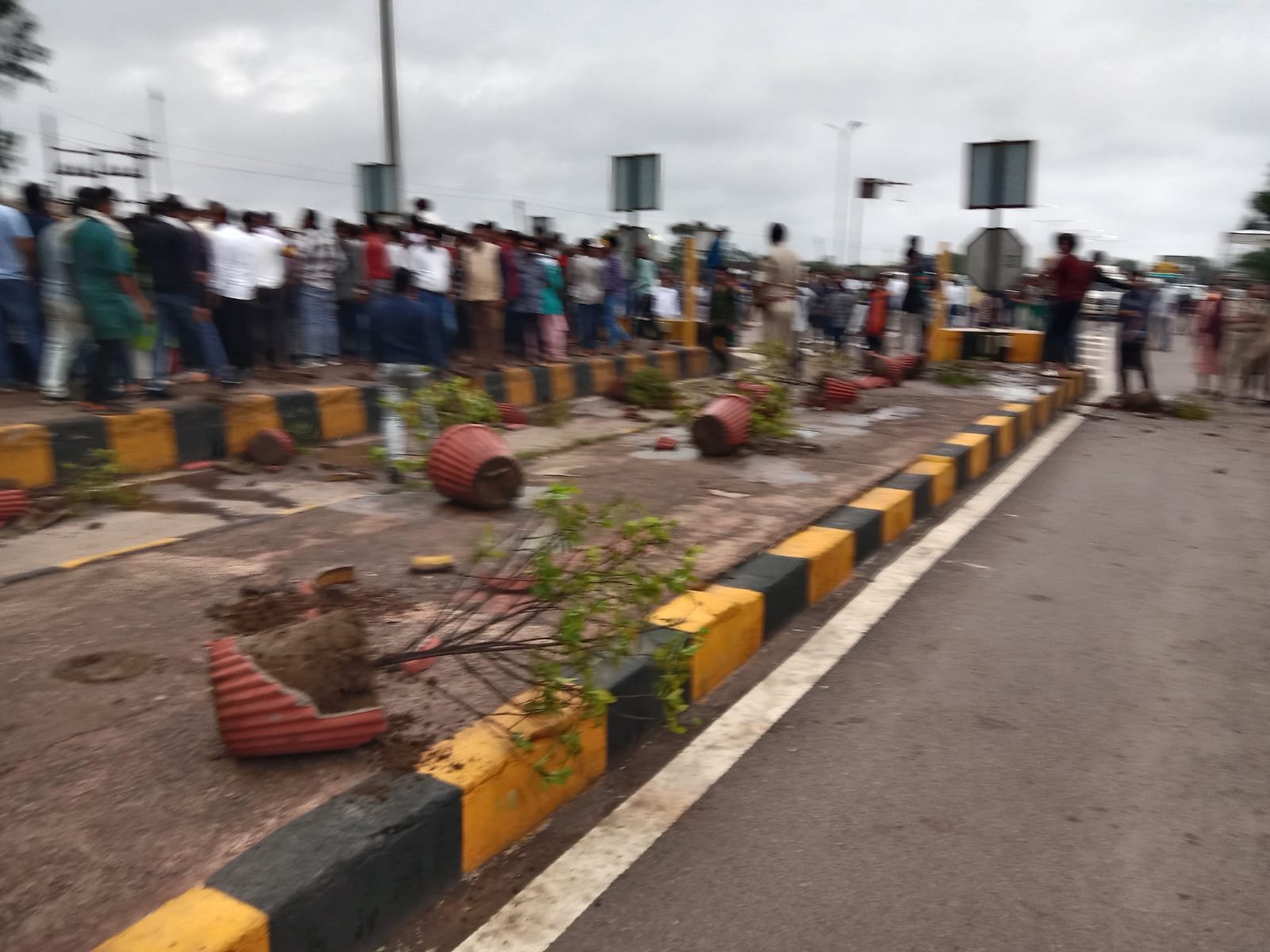 धमधा नाका टोल पर कांग्रेस कार्यकर्ताओं का प्रदर्शन, जमकर तोड़फोड़, वाहनों की लगी लंबी कतारें