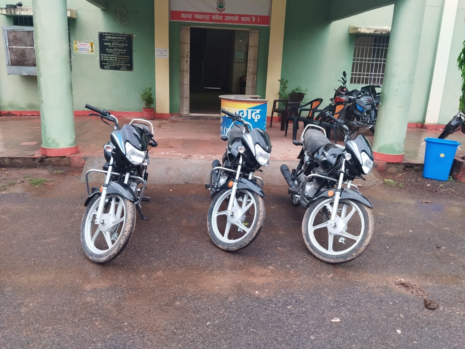 नवागढ़ में एक बाइक शो रूम का ताला तोड़कर 3 नई बाइक उड़ा ले गए चोर, पकड़े गए