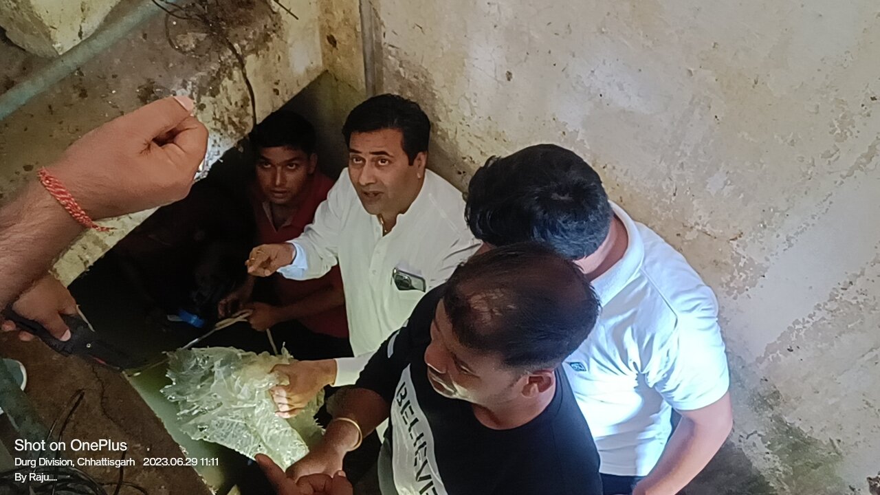 महापौर ने कर्मठता का परिचय दिया, इंटकवेल में स्वयं नीचे उतरकर सायफन में फंसा कचरा साफ करवाया