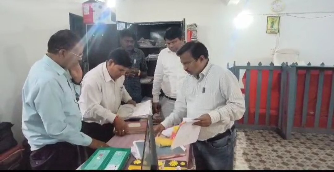 संभाग आयुक्त कावरे एक्शन मोड में, वर्षामापी यंत्र नहीं मिलने पर पटवारी सस्पेंड, एसडीएम, तहसीलदार, आरआई को नोटिस