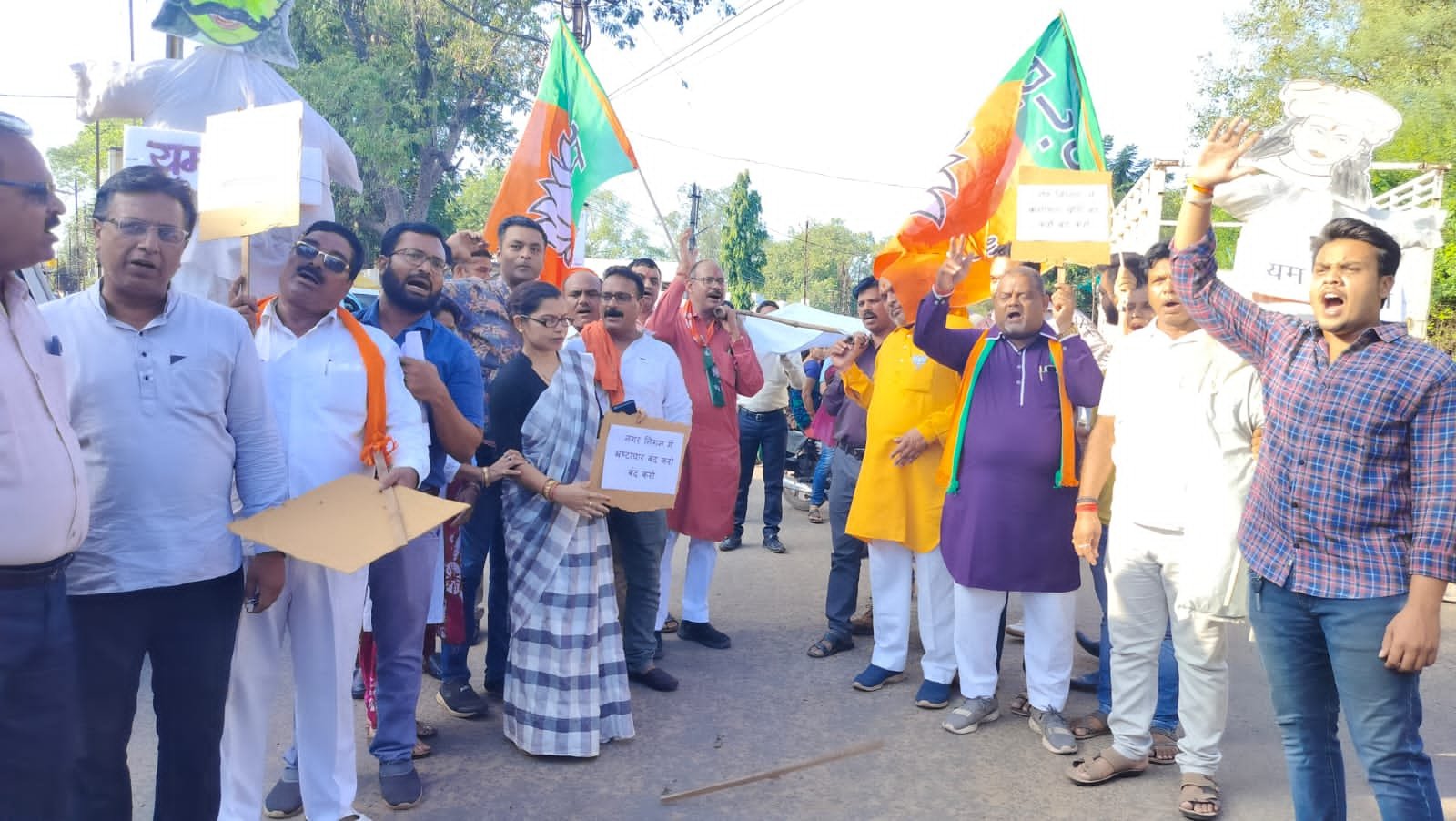 भाजपा अध्यक्ष जितेंद्र वर्मा ने शहर विधायक पर लगाए घटिया सड़क मामले में गंभीर आरोप, प्रदर्शन भी किया