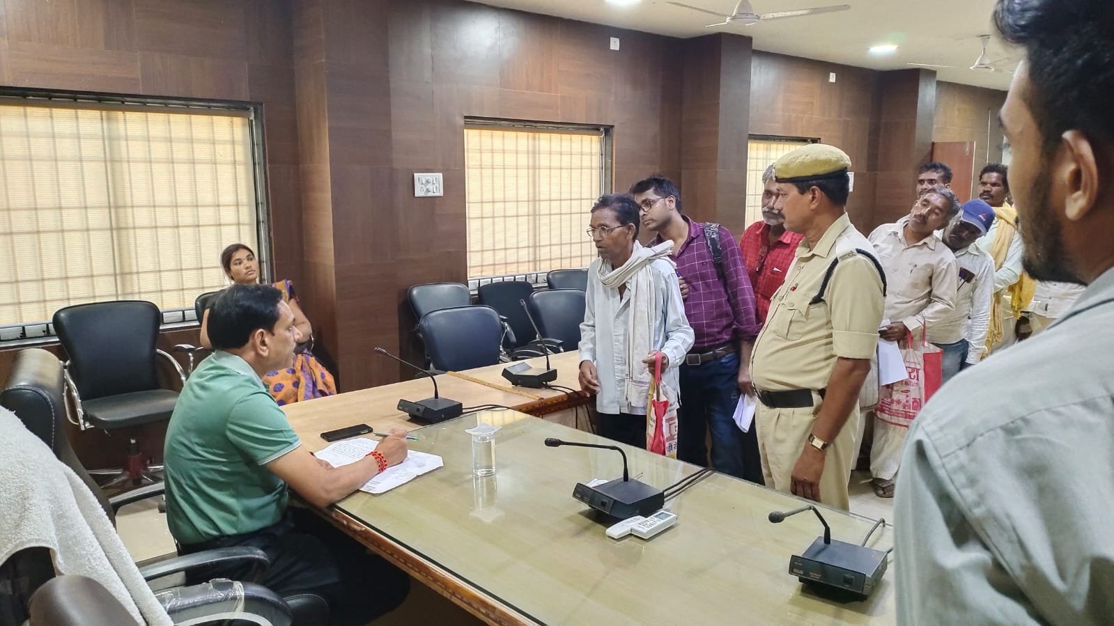 2 साल से बारदाना का पैसा और 7 माह से राशन दुकानों में कमीशन नहीं मिला, ऐसी शिकायत लेकर जन चौपाल पहुंचे ग्रामीण