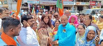 सरोज पांडेय ने आमंत्रण पत्रक और पीला चावल देकर व्यापारियों को मोदी की 7 जुलाई की सभा के लिए आमंत्रित किया