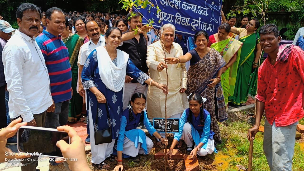 विधायक अरुण वोरा के साथ स्कूली बच्चों ने लगाए पौधे, बच्चों को पौधे बांटे