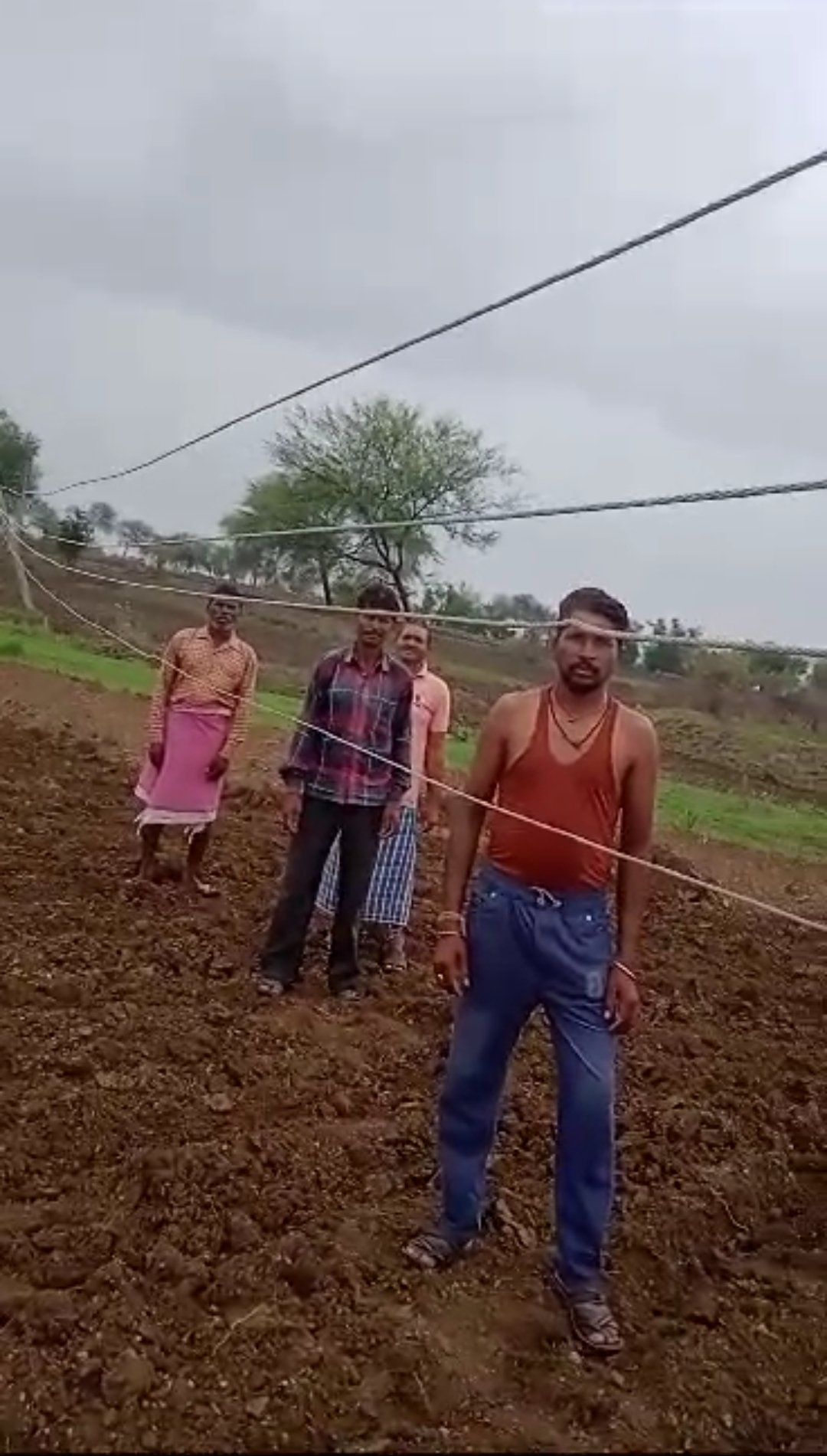 बिजली विभाग के अफसरों का कारनामा, बिजली तार झुकने की वजह से खेती नहीं कर पा रहे किसान, 4 महीने से कर रहे शिकायत, वीडियो हुआ वायरल