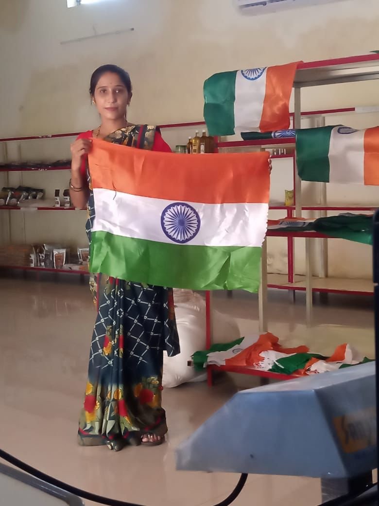 हर घर तिरंगा अभियान : सी-मार्ट में झंडा विक्रय हेतु उपलब्ध 15 अगस्त हर घर तिरंगा अभियान के तहत हिस्सा लेने की अपील