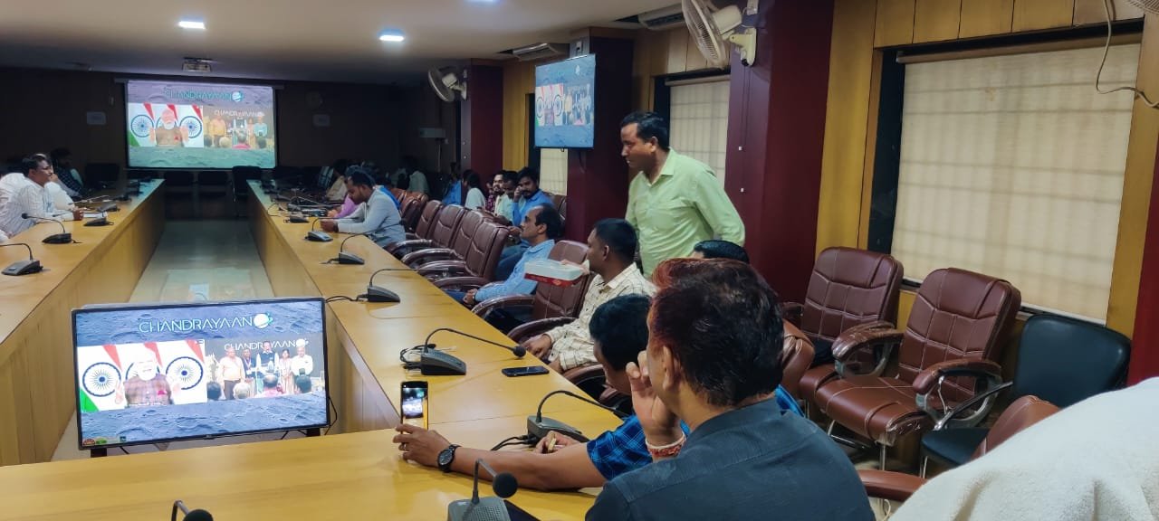 ज़िला अधिकारी -कर्मचारी वर्चुअली जुड़ चंद्रयान-3 की सफल सॉफ्ट लैंडिंग के साक्षी बने