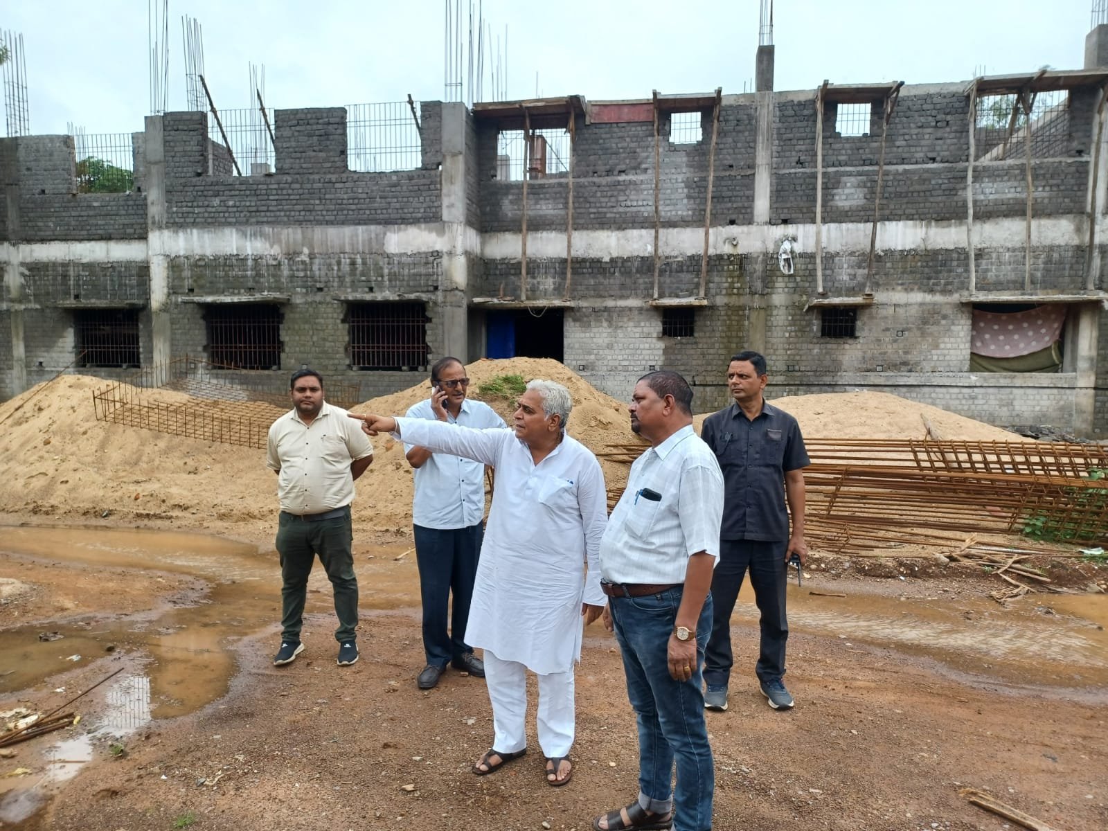 23.75 करोड़ के क्रिटिकल केयर यूनिट की कार्य प्रगति देखने पहुंचे अरुण वोरा