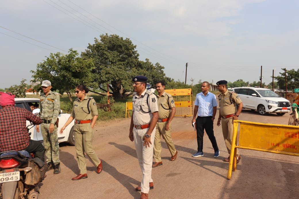 एसपी पहुंची टेमरी तिराहा और तरपोंगी तिराहा चेक पोस्ट, कहा-बाहर से आने वाले हर वाहन की गंभीरता से जांच करें