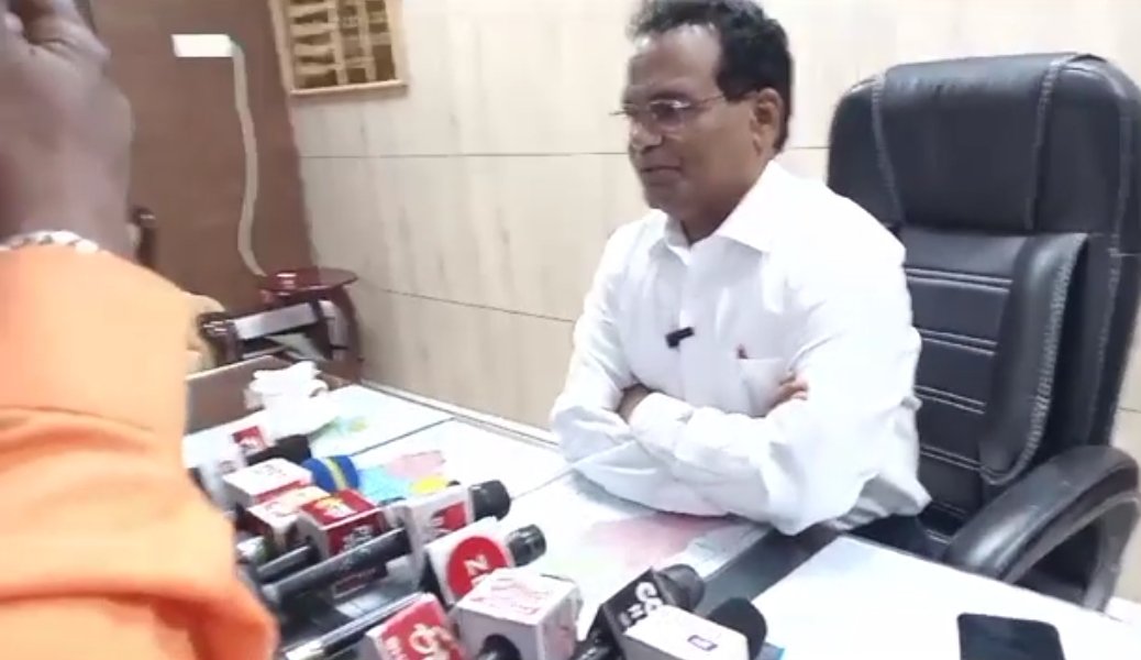 बेरला में शराब दुकान से सेटिंग कर बेची जा रही थी, सुपरवाइजर सहित कोचिया गिरफ्तार