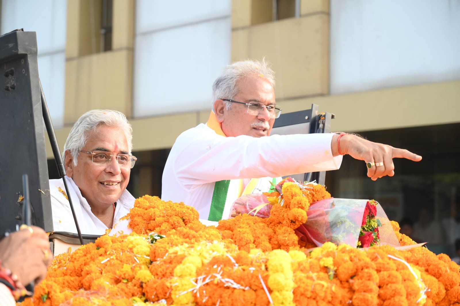 प्रचार थमने से पहले वोरा के पक्ष में सीएम ने किया पटरी पार में रोड शो