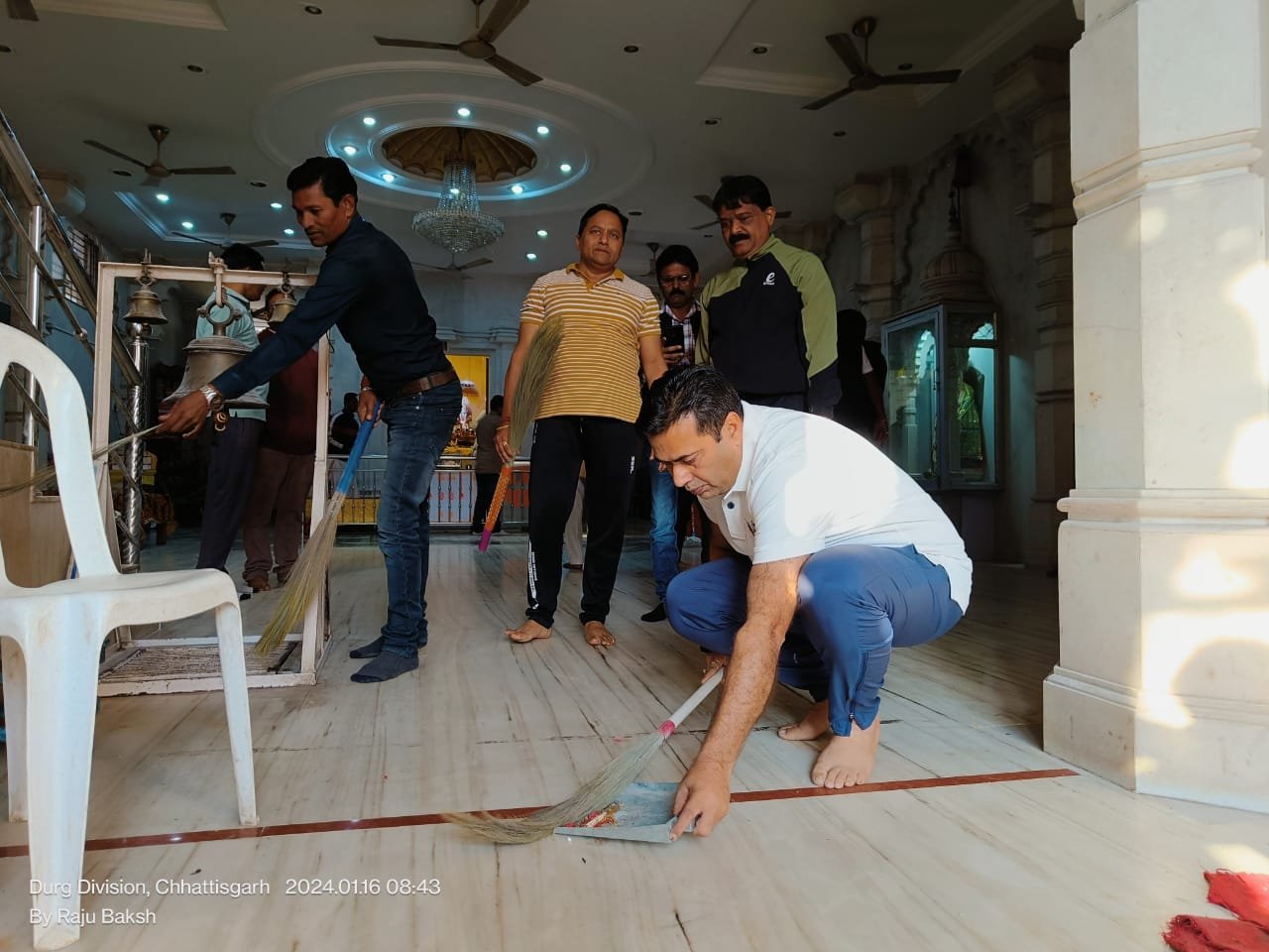 महापौर ने राममंदिर में लगाया झाड़ू और पोछा, कहा- भगवान राम सबके, जयश्री राम