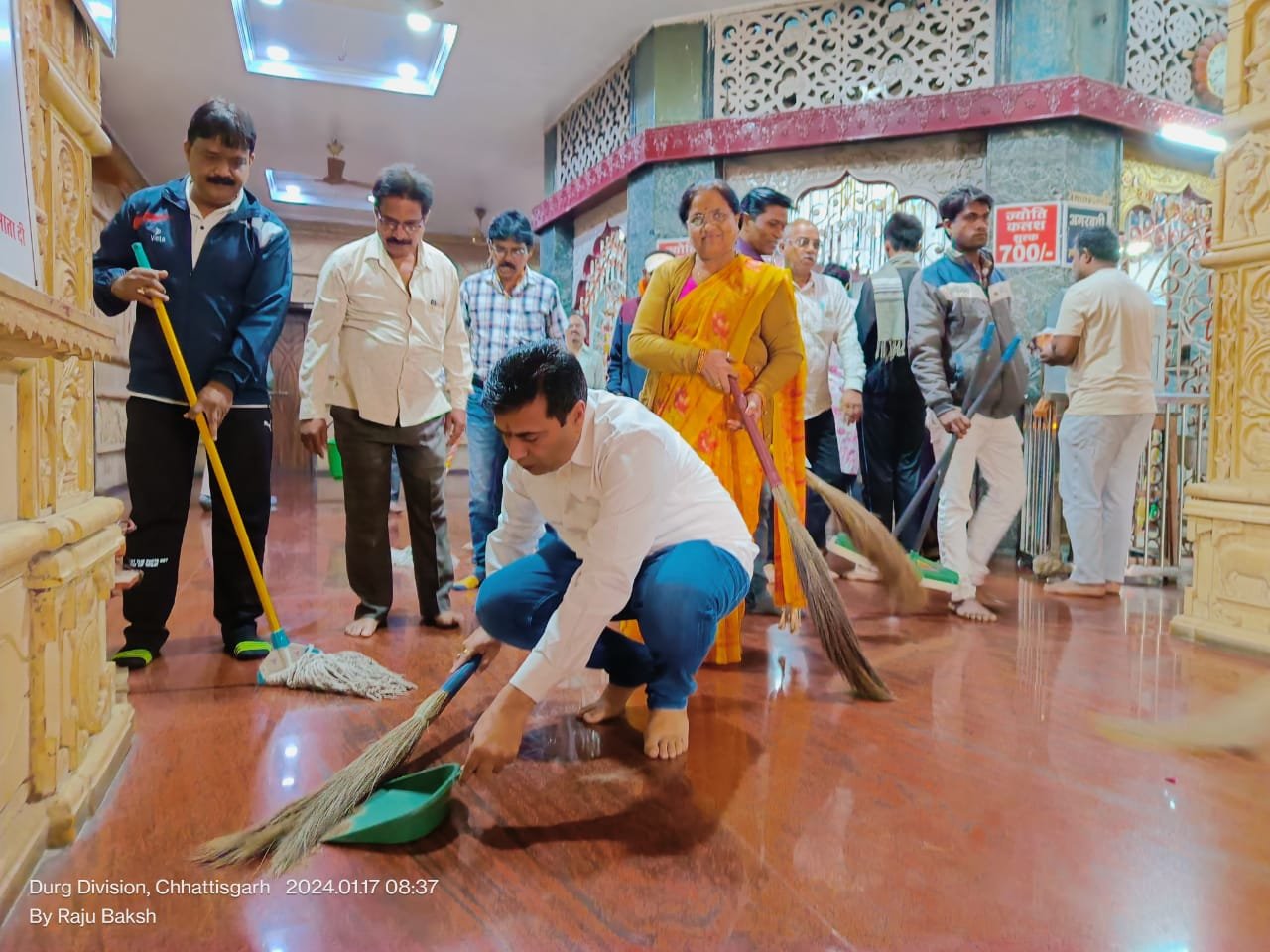 महापौर बाकलीवाल पहुंचे चंडी मंदिर, सफाई की, 22 जनवरी तक कई मंदिरों में सफाई का संकल्प लिया