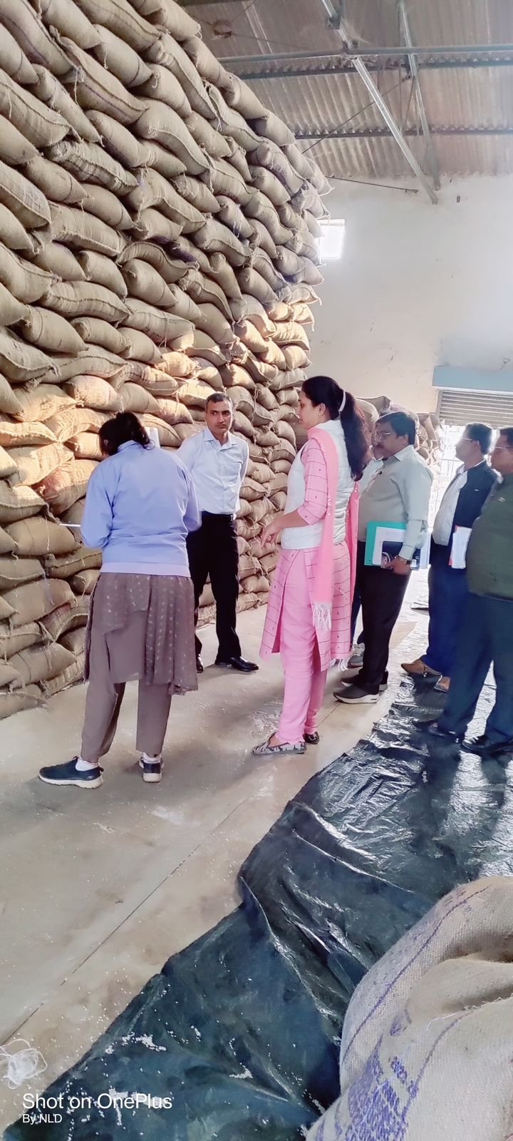 बेमेतरा कलेक्टर रणबीर शर्मा पहुंचे वेयर हाउस, कहा- चावल की क्वालिटी पर कोई समझौता न करें