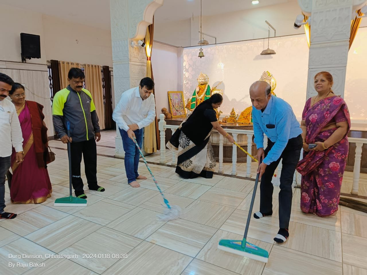 महापौर ने जनप्रतिनिधियों व नागरिको के साथ मंदिरों में झाड़ू लगाकर साफ-सफाई कर लगाया पोझा
