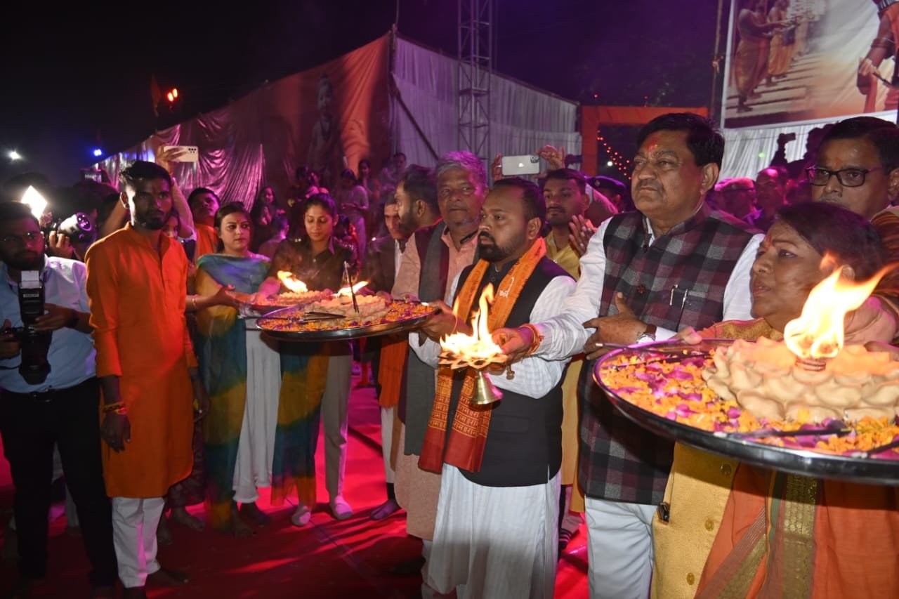 खाद्य मंत्री शामिल हुए दीपदान और गंगा आरती में, मानस गायन का भी आयोजन