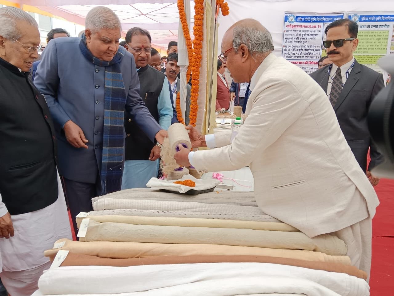 उप राष्ट्रपति जगदीप धनखड़ पहुंचे बेमेतरा, इंदिरा गांधी कृषि विश्वविद्यालय में अलसी के डंठल से बने लिलेन कपड़े की जानकारी ली