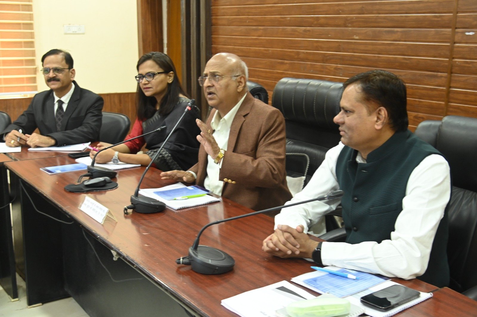 दो पहिया वाहन चालक हेलमेट का उपयोग करें और चार पहिया वाहन चालक सीट बेल्ट अवश्य लगाएं: न्यायमूर्ति अभय मनोहर सप्रे