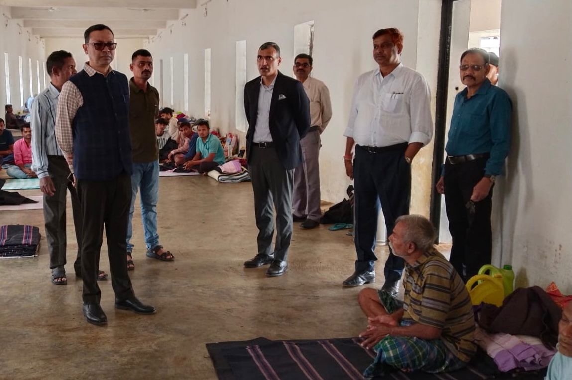कलेक्टर ने किया ज़िला जेल का निरीक्षण, बंदियों से बातचीत की