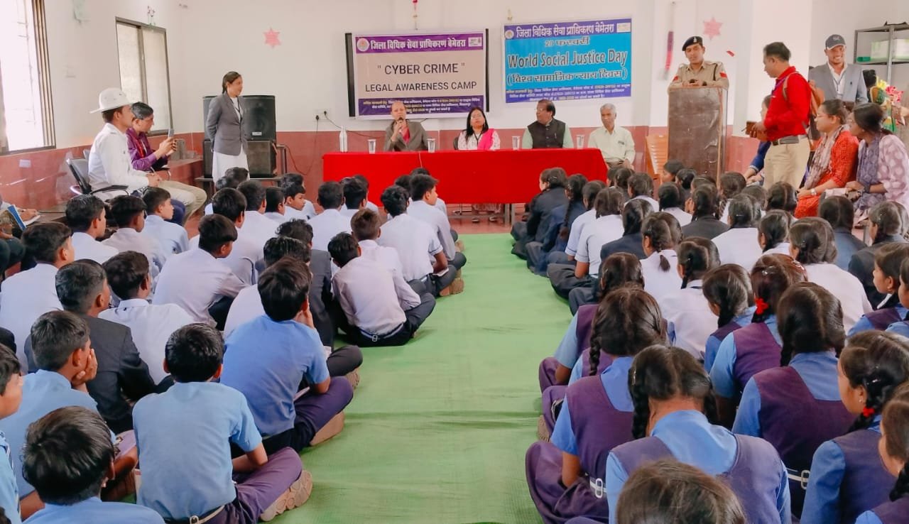 स्वामी आत्मानंद इंग्लिश मीडियम स्कूल बेरला में सायबर अपराध एवं यातायात नियम के संबंध में विधिक जागरूकता शिविर का सफल आयोजन
