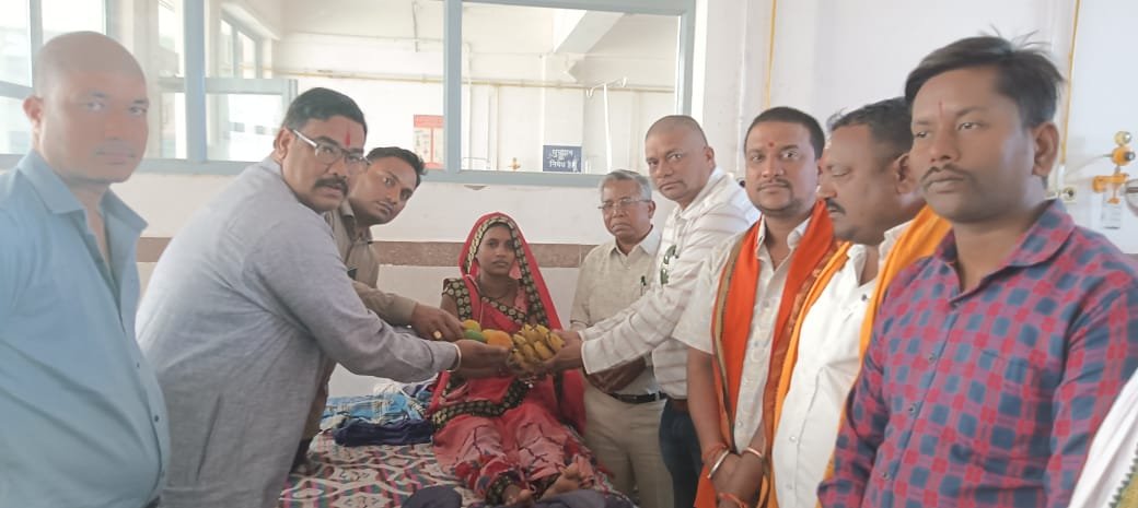 सांसद विजय बघेल के जन्मदिन पर जिला अस्पताल में फल वितरण