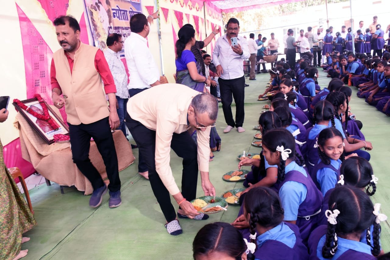आदर्श स्कूल के बच्चों का सम्मान, भोजन भी कराया