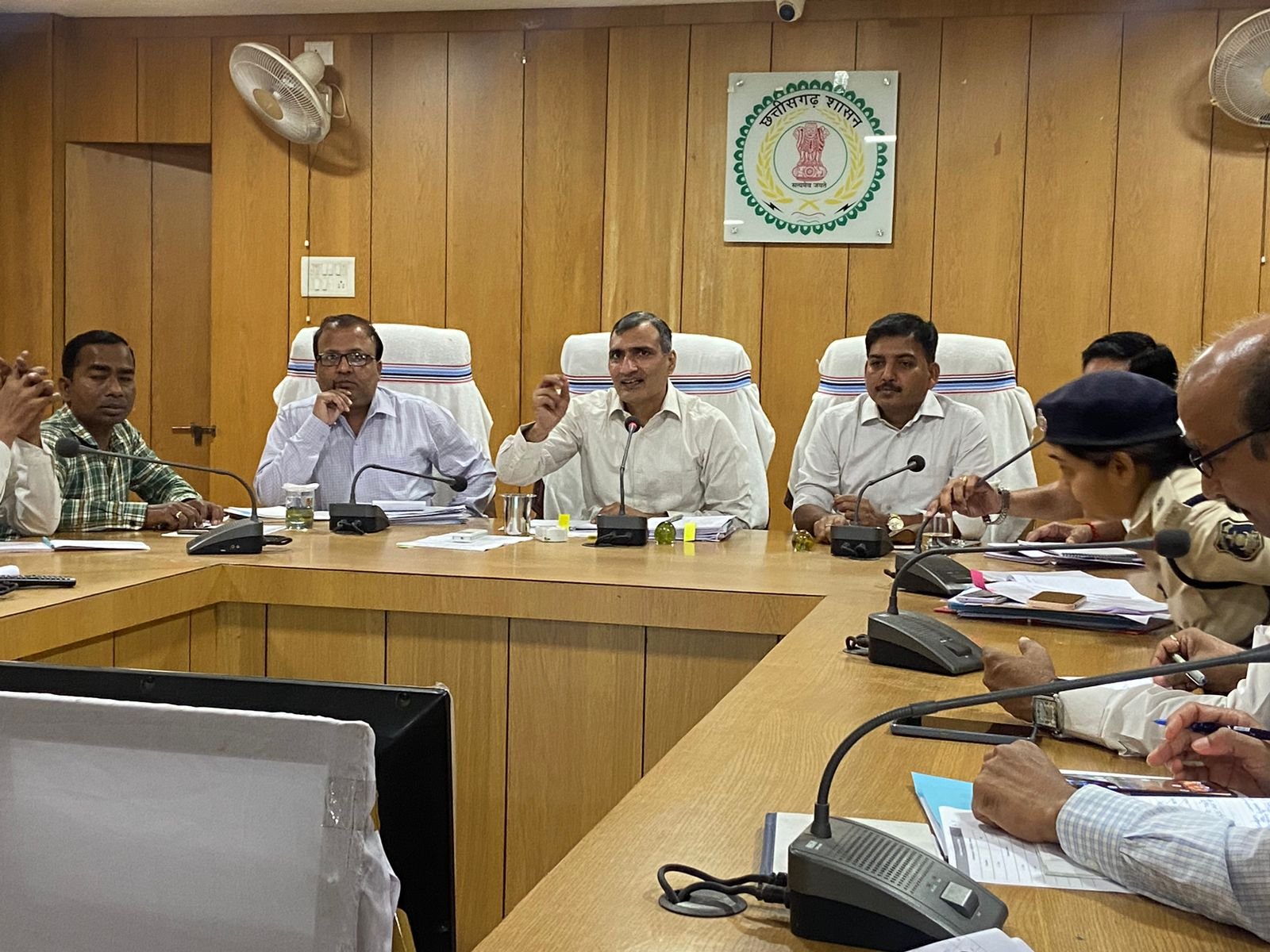 चुनावी तैयारियों को लेकर कलेक्टर ने ली बैठक