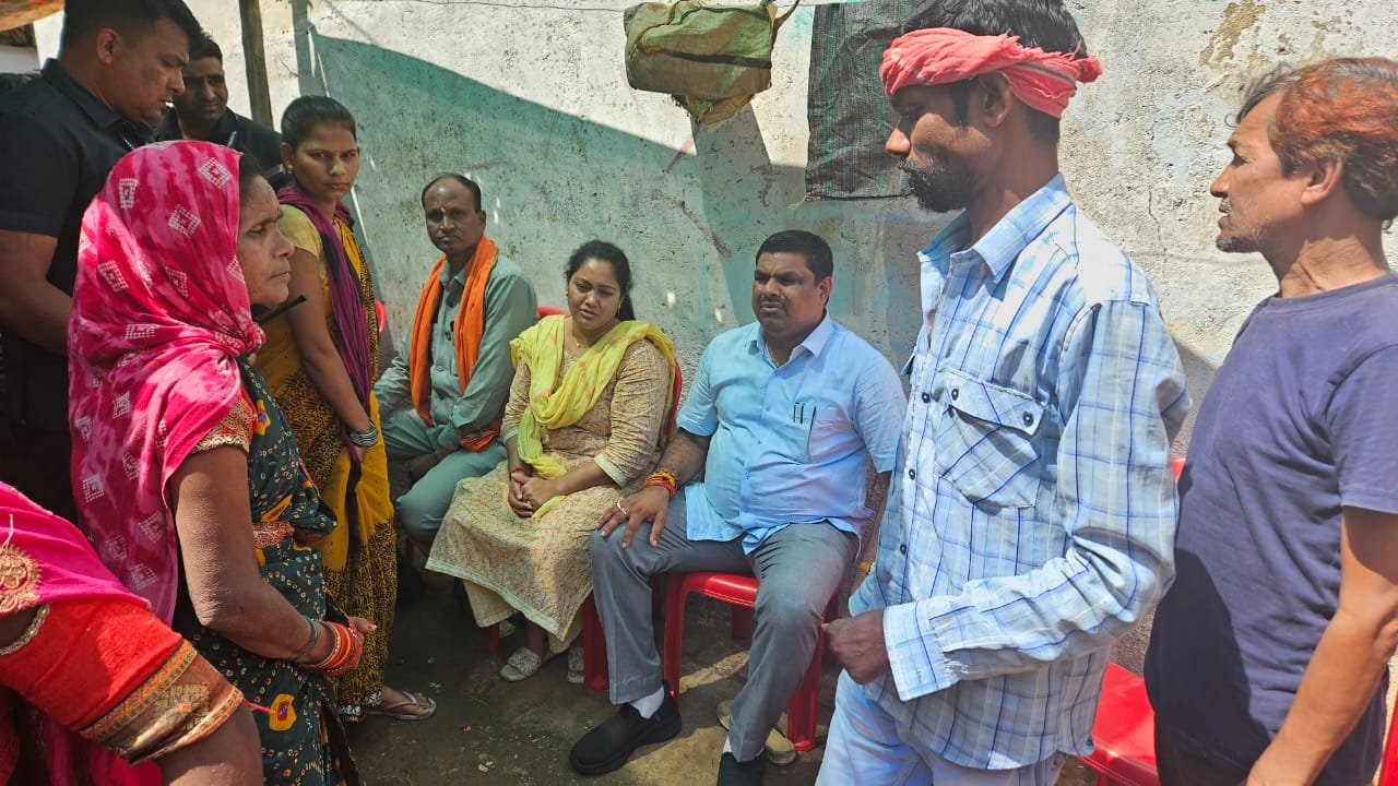 शोकाकुल परिवार से मिले विधायक गजेंद्र यादव