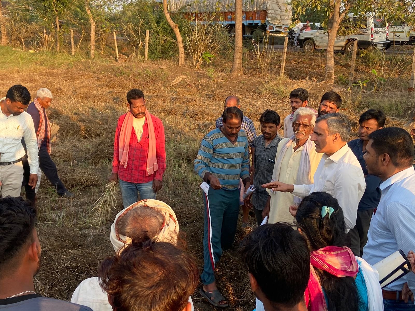 ओलावृष्टि और बेमौसम बारिश से हुए फसल नुकसान का आंकलन करने कलेक्टर पहुंचे खेतों में