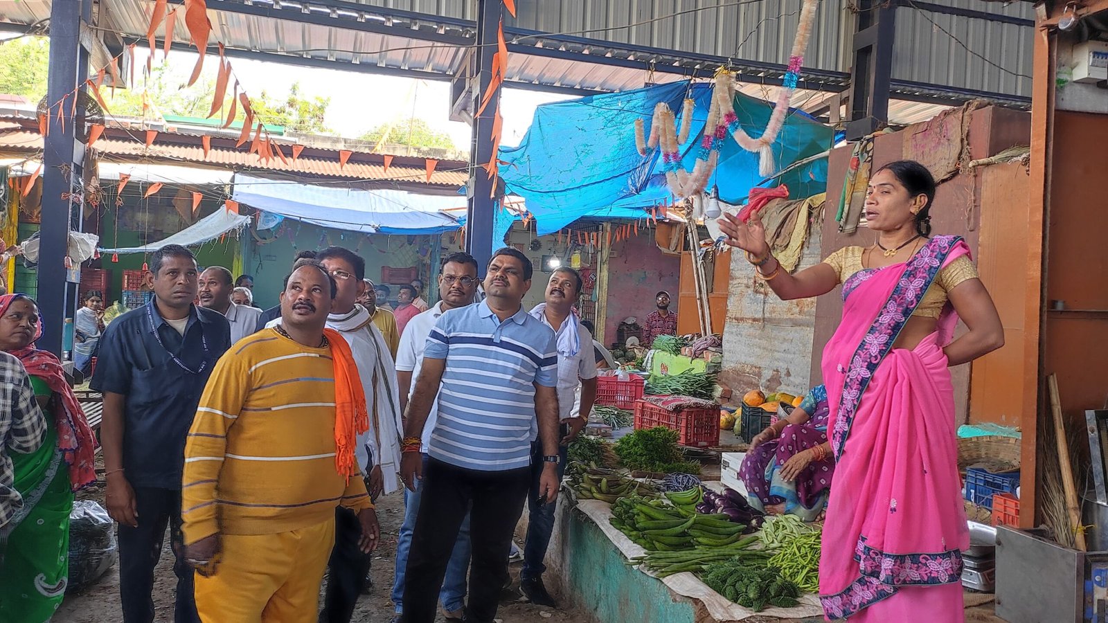 विधायक गजेंद्र यादव ने मछली मार्केट व सब्जी पसरा वालों के बीच बैठकर सुनी समस्या