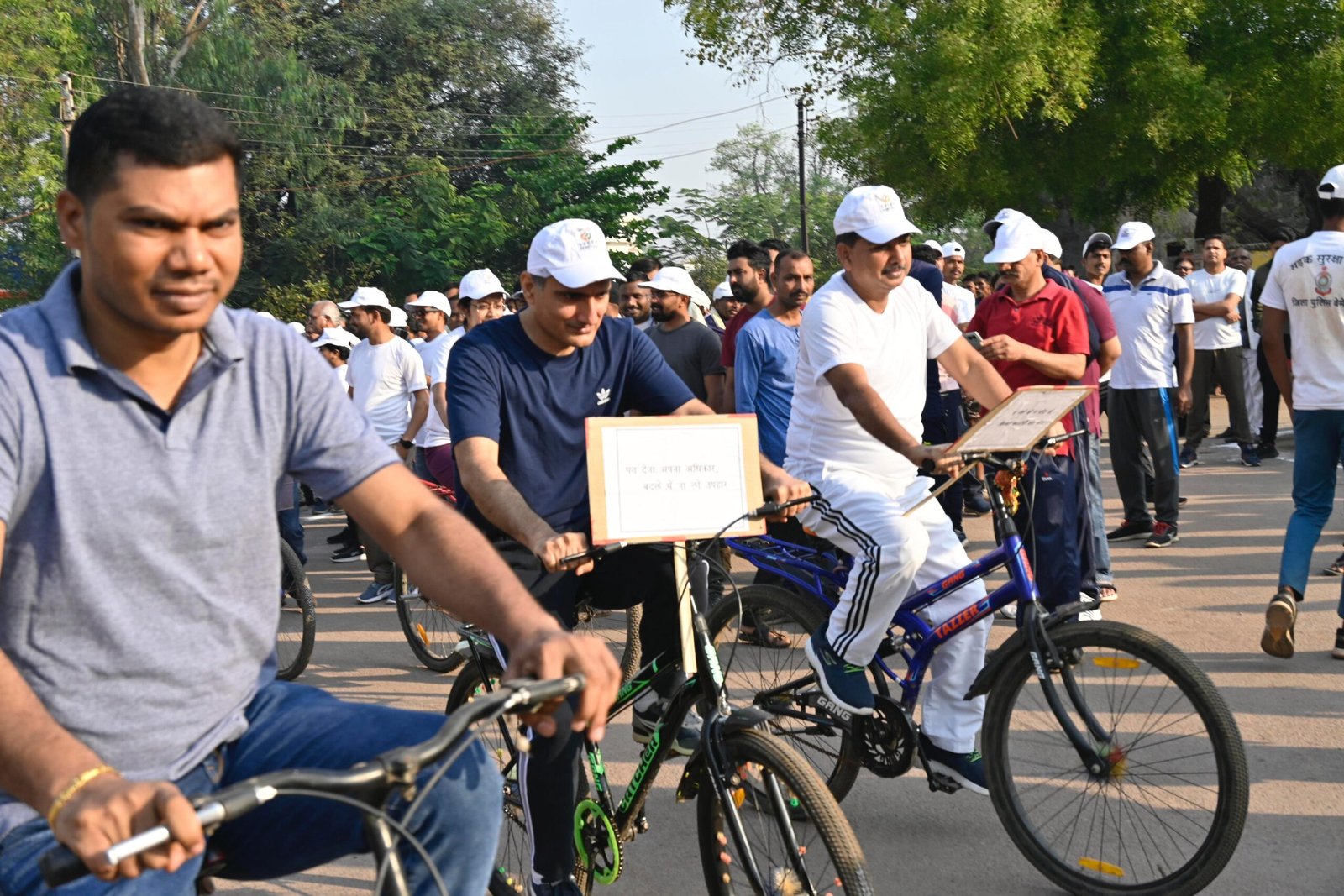 मतदाता जागरूकता :कलेक्टर की साइकिल के आगे तख़्ती में लिखा मत देना अपना अधिकार, बदले में ना लो उपहार
